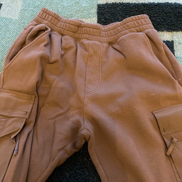 Alo men’s cargo sweatpants with jogger draw cord hem. Dark khaki/grey color - Picture 3 of 5